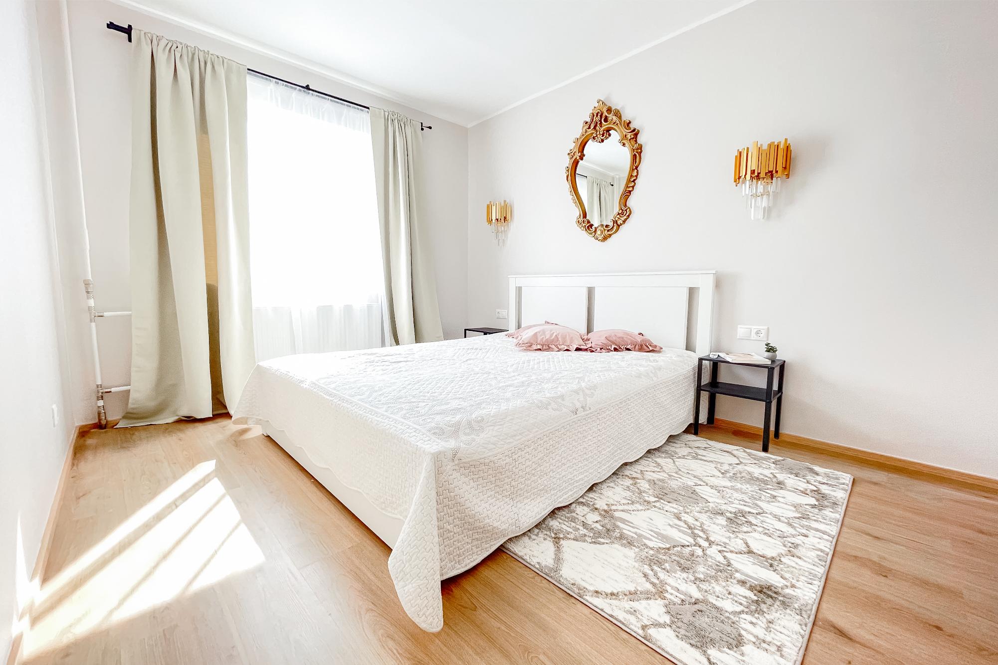 Valgusküllane magamistuba Realtoni kinnisvaraportfellist Ida-Virumaal, hele interjöör ja dekoratiivne peegel.