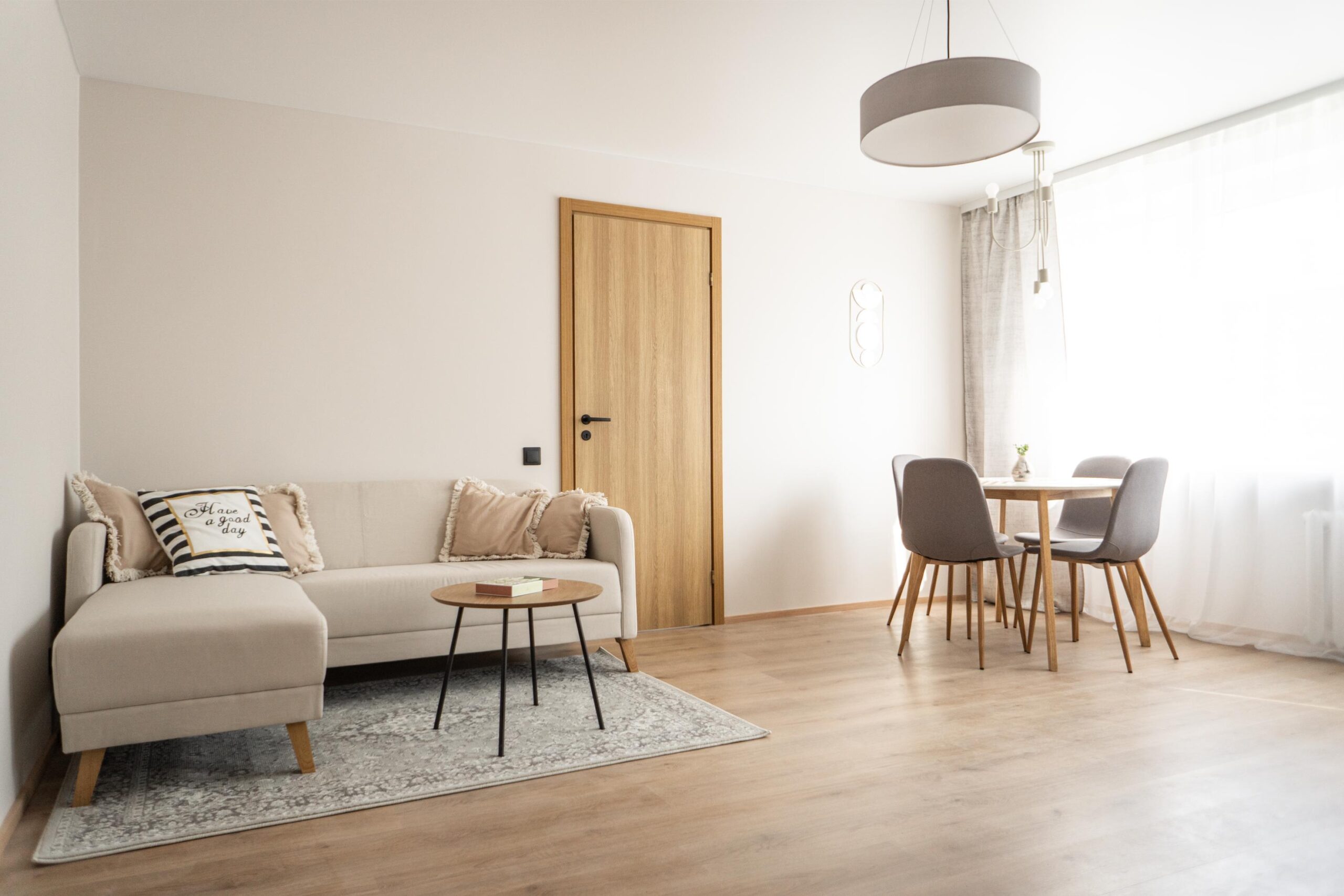 Skandinaavia stiilis elutuba Realtoni Ida-Virumaa kinnisvarast. Hele nurgadiivan ja valgusküllane sööginurk.