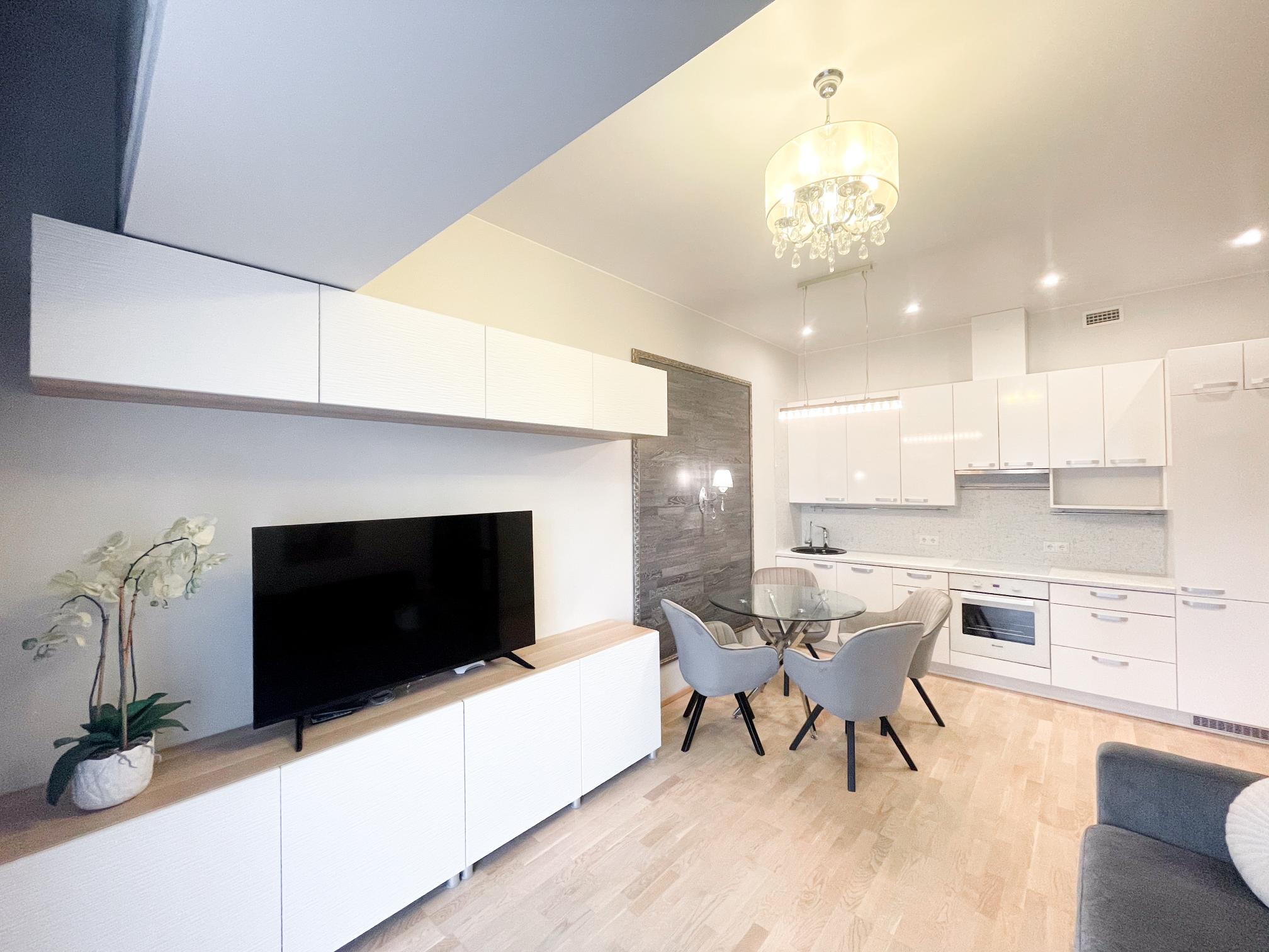 Modernne avatud köök ja elutuba Realtoni Ida-Virumaa kinnisvaraportfellist. Heledas toonis sisekujunduse ja stiilse sisustusega.