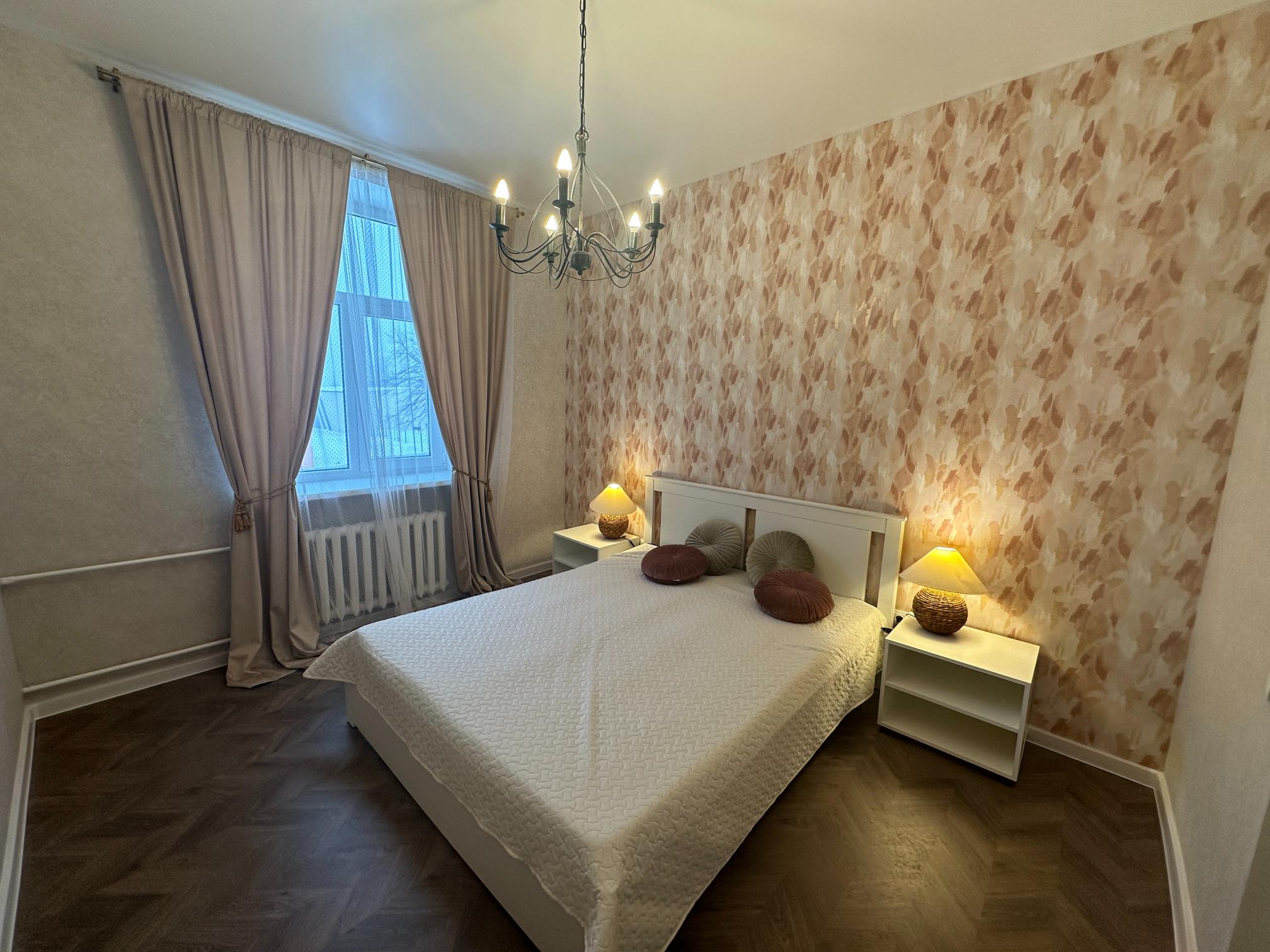 Hubane magamistuba Realtoni Ida-Virumaa portfellist. Hele mööbel, õrn muster seinal ja soe valgus loovad rahuliku meeleolu.